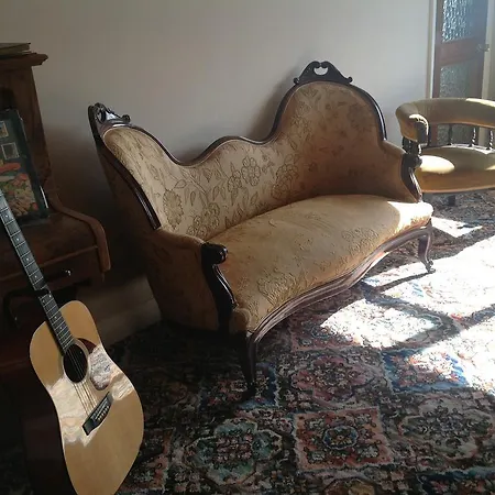 לינה וארוחת בוקר Ballymore House ונטרי